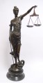 Velká socha spravedlnosti z bronzu