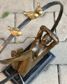 Bronzová socha nahé dívky s ptáky