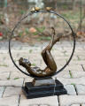 Bronzová socha nahé dívky s ptáky