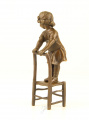 Bronzová soch holčičky v šatech na stoličce