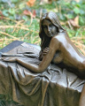 Erotická bronzová soška ležící nahé ženy 4