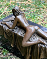 Erotická bronzová soška ležící nahé ženy 4