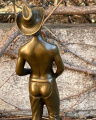 Erotická socha nahého muže s kloboukem z bronzu - kovboj