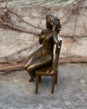 Socha nahé ženy na židli z bronzu 3
