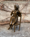 Socha nahé ženy na židli z bronzu 3
