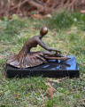 Socha sedící baleríny z bronzu