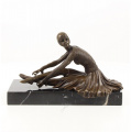 Socha sedící baleríny z bronzu