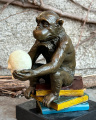 Socha soška opice z vídeňského bronzu - myslitel