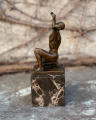 Bronzová socha - Nahý muž vkleče