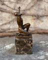 Bronzová socha - Nahý muž vkleče