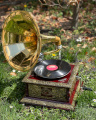 Čtvercový retro zlatý gramofon s troubou replika