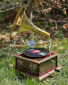 Čtvercový retro zlatý gramofon s troubou replika