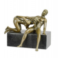 Erotická bronzová soška  nahého páru - orální sex