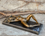 Erotická bronzová soška ležící nahé ženy - 4