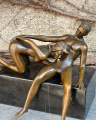 Erotická bronzová soška nahého páru - orální sex
