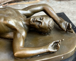Erotická socha ležícího nahého muže z bronzu 2