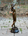 Krasná socha Nahé ženy z bronzu