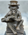 Bronzová a mramorová Steampunková Darwinova opice nebo soška filozofa