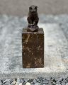Bronzová socha kočky na mramorovém soklu
