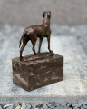 Bronzová socha lovecký pes na mramorovém soklu