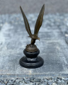 Bronzová socha orla na zeměkouli - art deco figurka