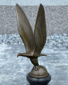 Bronzová socha orla na zeměkouli - art deco figurka