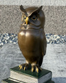 Bronzová soška moudré sovy