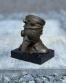 Figurka Morového doktora ve steampunkovém stylu v bronzu a mramoru