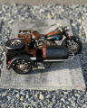 Plechová model motocykla s sajdkárou