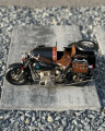 Plechová model motocykla s sajdkárou