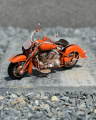 Plechový model červeného motocyklu
