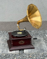 Retro čtyřhranný gramofon
