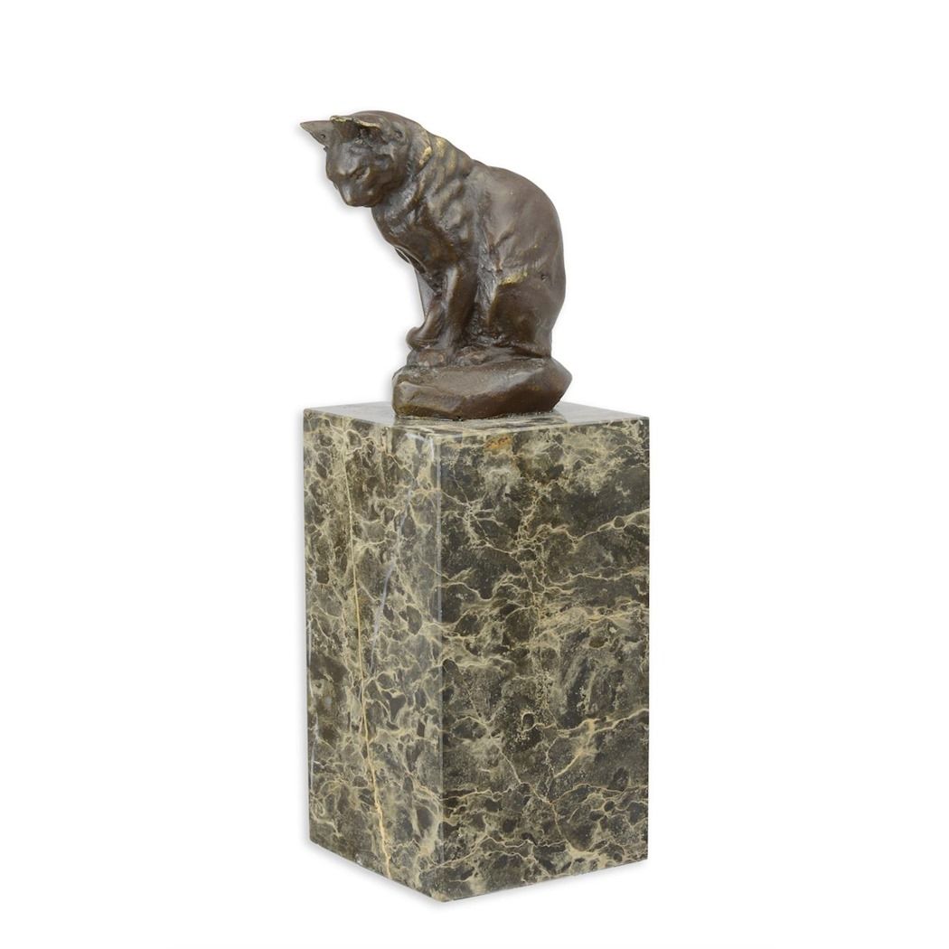 Bronzová socha kočky na mramorovém soklu