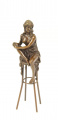 Bronzová nahá žena na barové židle