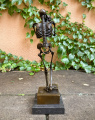 Bronzová socha kostlivec
