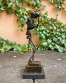 Bronzová socha kostlivec
