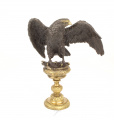 Velká socha soška orla z bronzu na podstavci