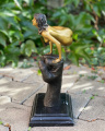 Bronzová socha nahé ženy na pěstí