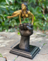 Bronzová socha nahé ženy na pěstí