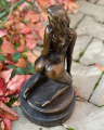 Bronzová socha sexy dívky v punčochách