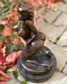Bronzová socha sexy dívky v punčochách
