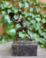 Bronzová socha tenisty z bronzu