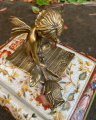 Dóza z porcelánu anděl sedící na knize