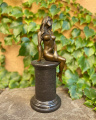 Svůdná sedící nahá žena z bronzu