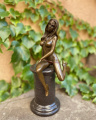 Svůdná sedící nahá žena z bronzu