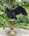 Velká socha soška orla z bronzu na podstavci