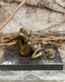 Erotická bronzová figurka dvou lesbiček dělá orální sex
