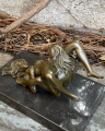 Erotická bronzová figurka dvou lesbiček dělá orální sex