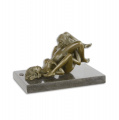 Erotická bronzová figurka dvou lesbiček dělá orální sex 
