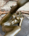 Erotická bronzová figurka ležící nahé ženy